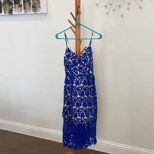 Cute lace dress in blue. Perfect as a wedding guest!